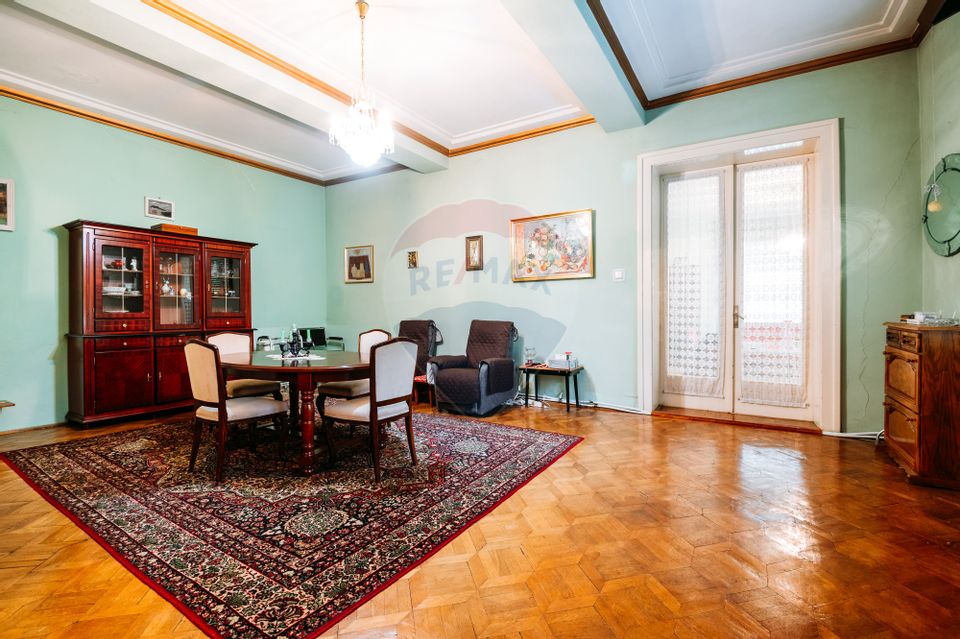 Apartament spațios cu grădină proprie într-o vilă interbelică renovată