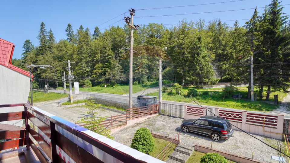 Casă / Vilă cu 8 camere de vânzare în zona Valea Rasnoavei