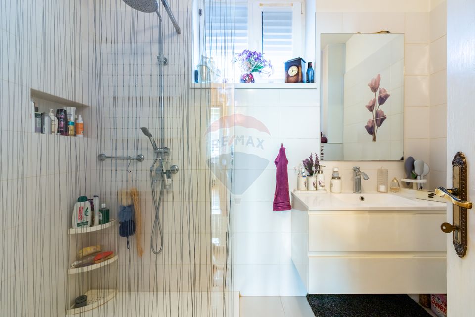 Casă / Vilă cu 4 camere de vânzare în zona Giulesti Sarbi