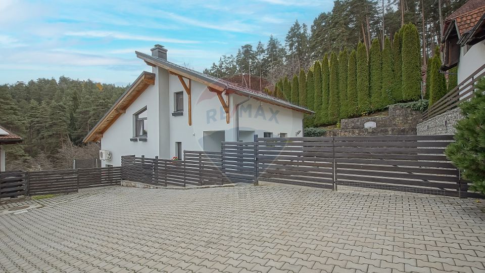 Vila moderna cu vedere spre padure Poiana Angelescu