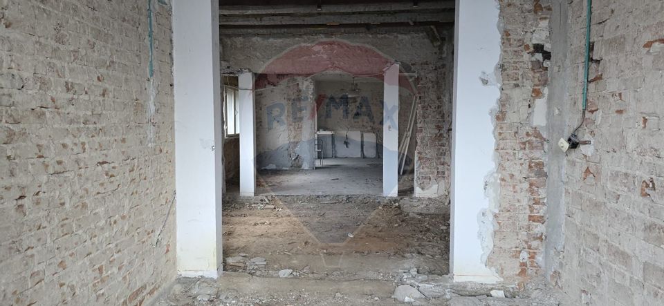 De vanzare | Casa cu 3-5 camere, necesita renovare | Zona Baicului