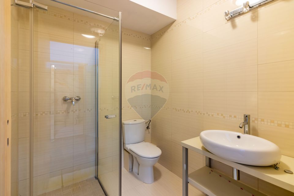 Investment building: polyclinic, senior living & catering-Giulesti