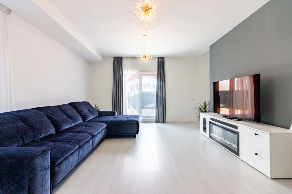 For sale House / Villa with 4 rooms in Tunari