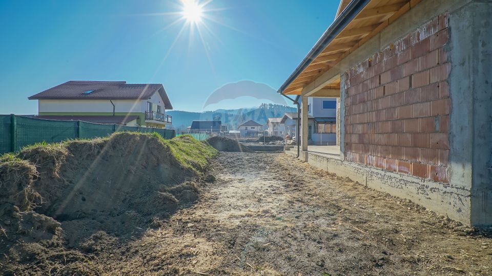 Villa in red, with 823sqm land in Cristian, Str C-tin Brâncoveanu