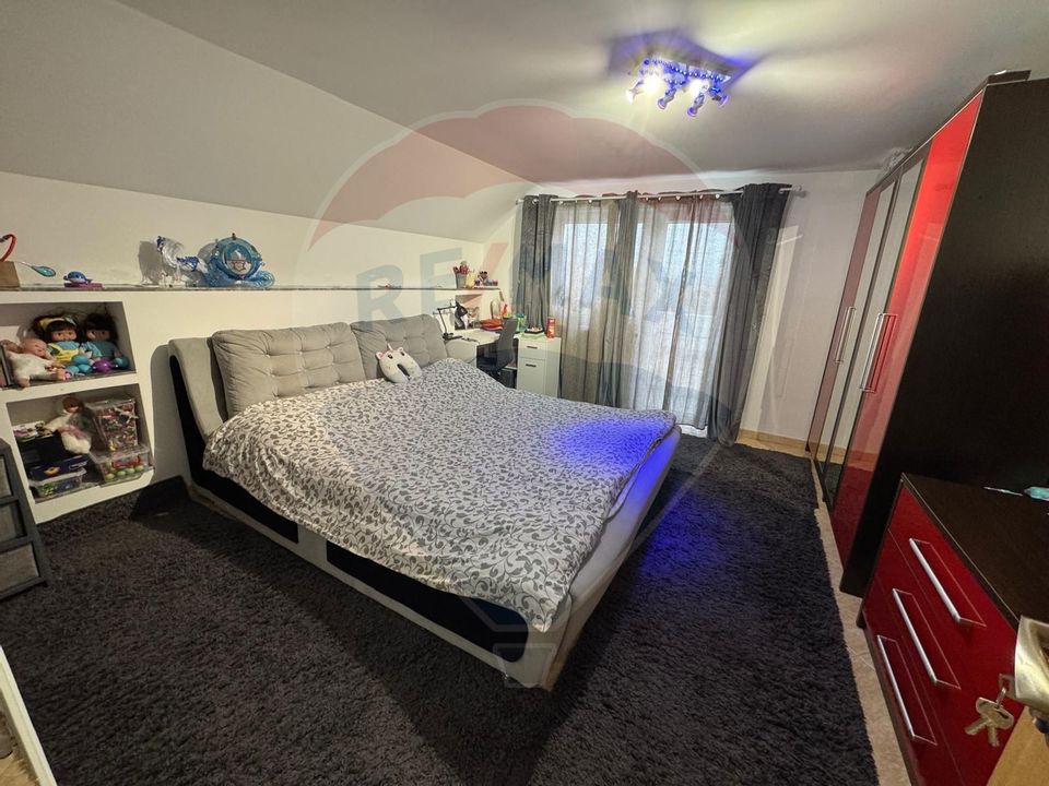 Casă / Vilă cu 8 camere de vânzare în zona Est