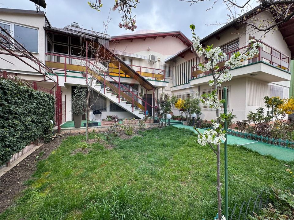 House / Villa with 6 rooms for sale in the area of 23 August (Catelul)