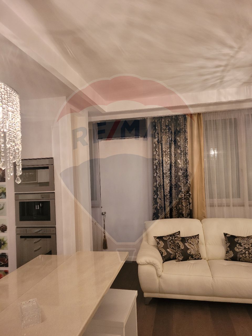 Apartament luxos cu 2 camere de închiriat în zona Polivalenta