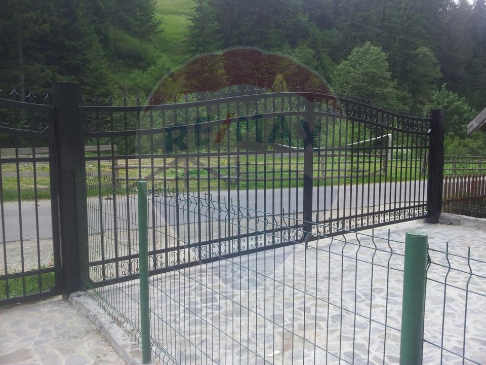 Villa / Guesthouse / Seniors' Asylum, beautiful Moeciu area, parking