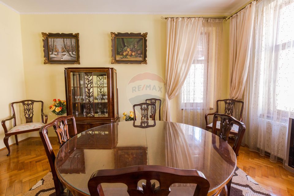 Property Located under Tâmpa composed of 2 Houses and Garden,