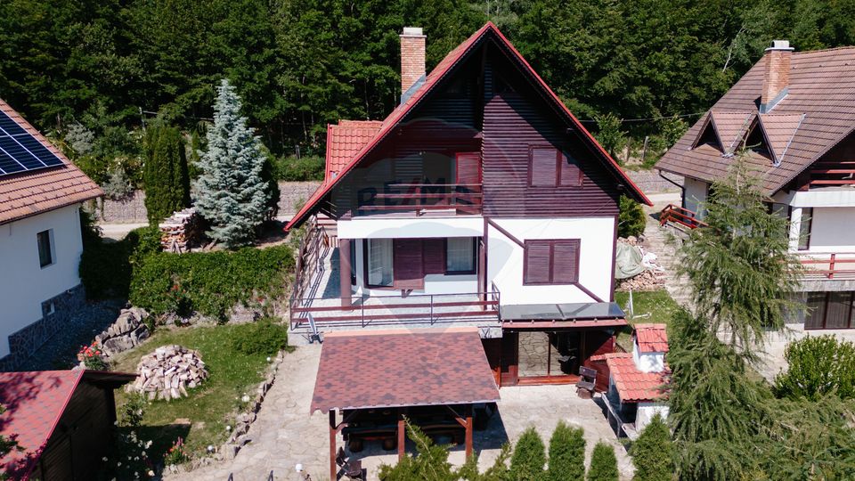Vilă cu 6 camere, teren de 1000mp, într-un resort montan privat