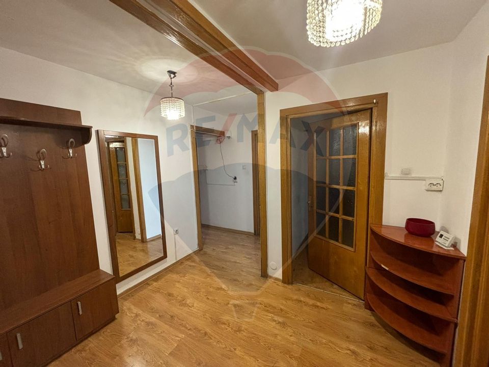 Apartament cu 4 camere de închiriat în zona Craiovita Noua