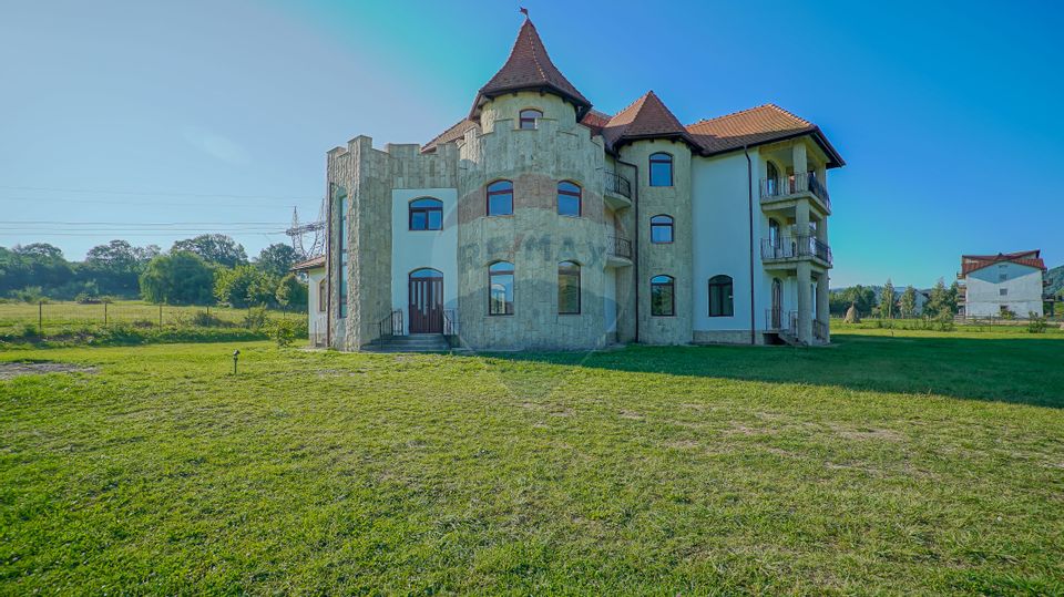 Building with medieval architecture, with multiple destinations