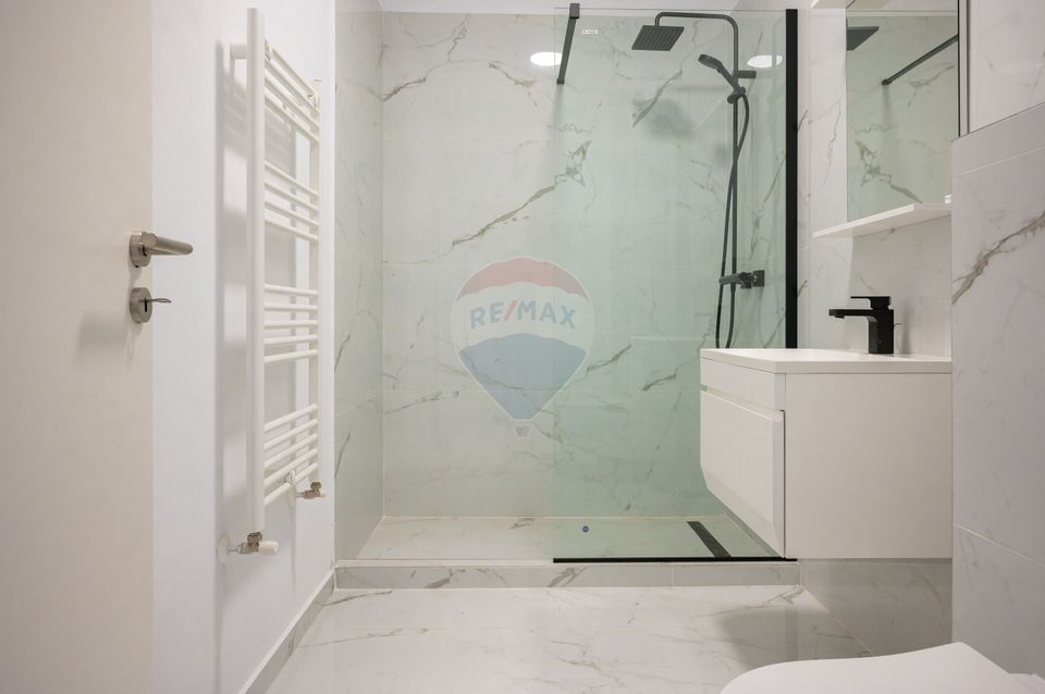 Garsonieră nouă, prima închiriere, priveliște deosebită și parcare!