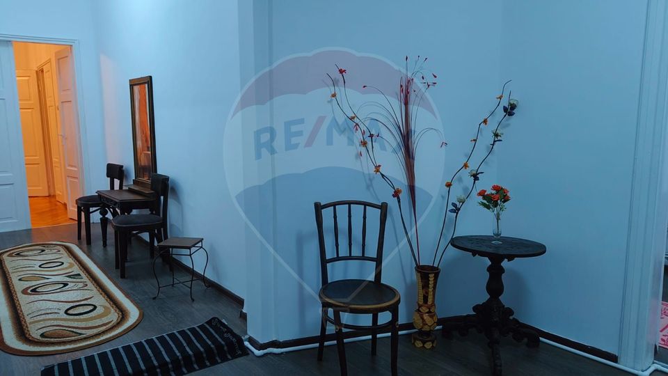 Casă cu 3 camere de vânzare în zona Centrală