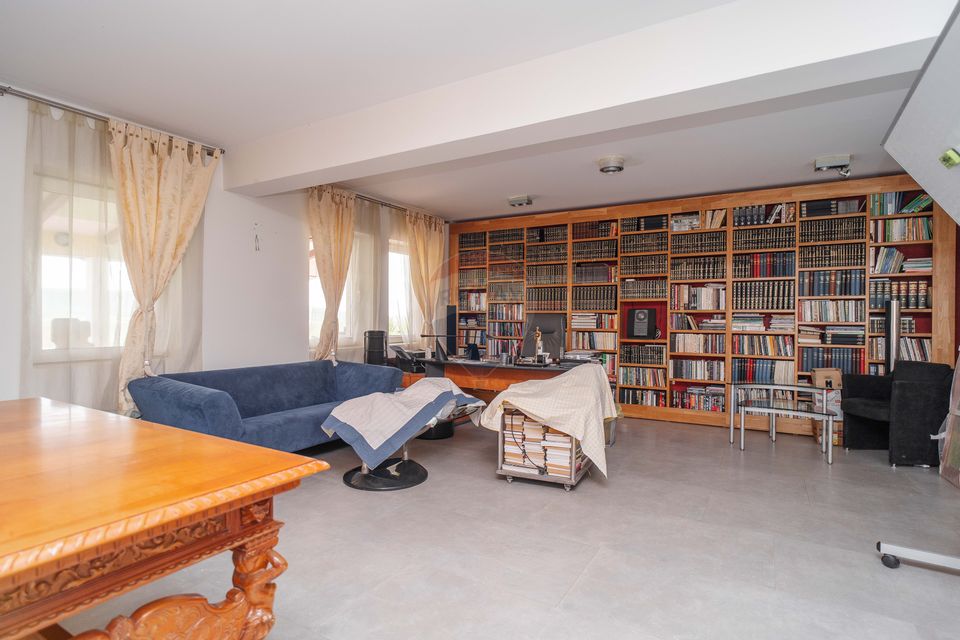 Casă / Vilă cu 10 camere, de vânzare. Todireni, Botoșani.