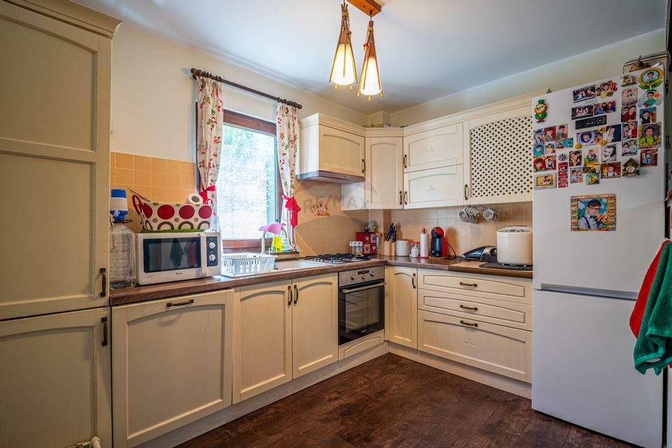 Casă P+M cu 6 camere în Bușteni - Zona Zamora