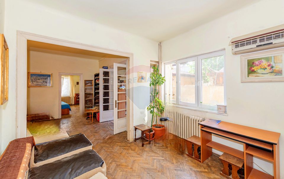 Interwar villa with access from 2 streets, Eminescu area