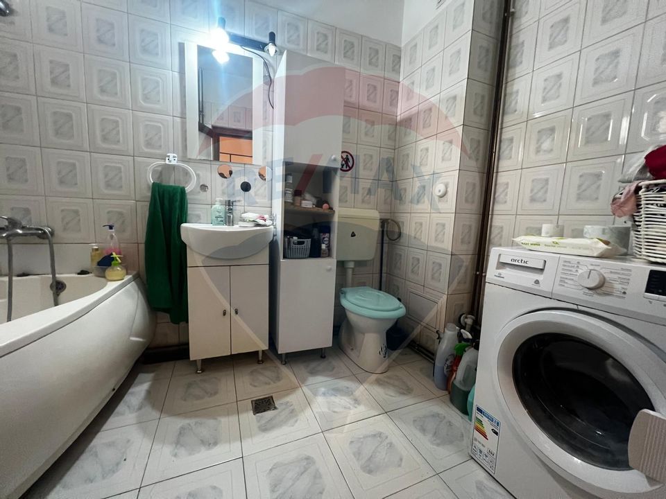 Casă pe doua nivele 3 camere zona Intim