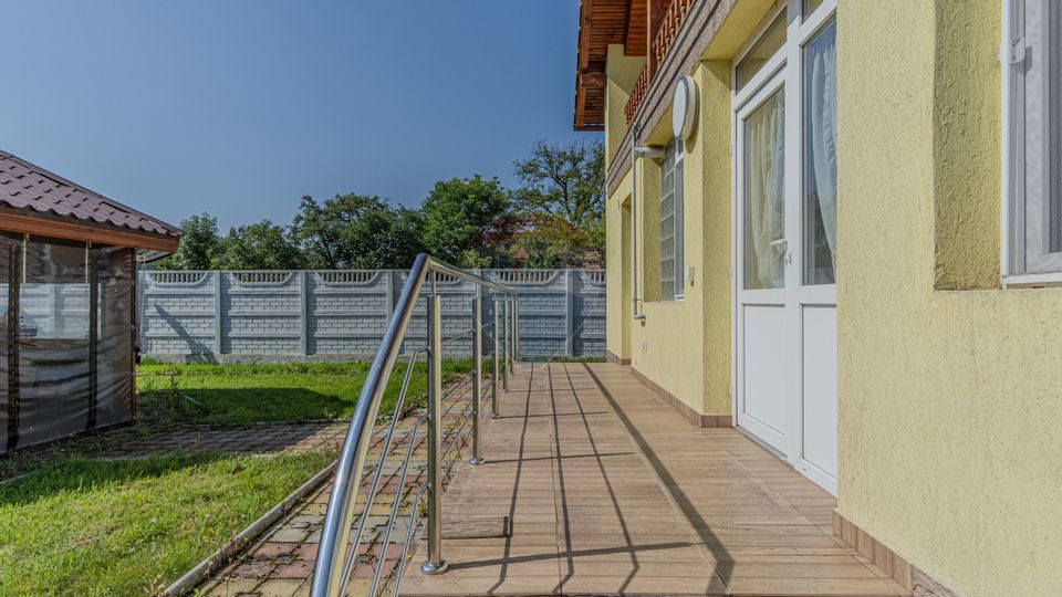 Casă / Vilă cu 10 camere de vânzare in Moieciu de Jos