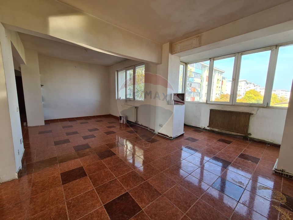 Apartament cu 3 camere de vânzare în zona Chibrit