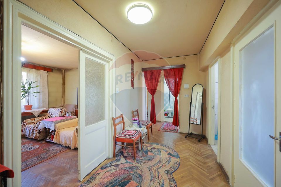 Apartament cu 4 camere de vânzare în zona Dacia