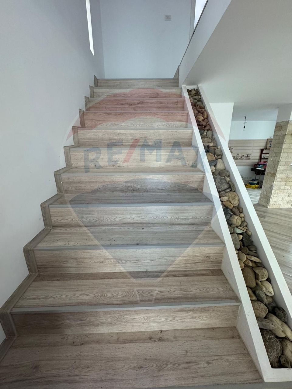 Casă / Vilă cu 8 camere de vânzare în zona Est