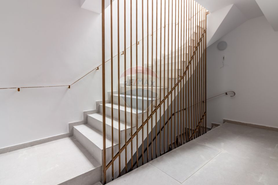 Investment building: polyclinic, senior living & catering-Giulesti