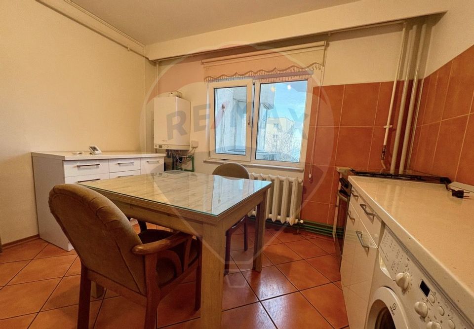 Apartament cu 3 camere de închiriat în zona Central