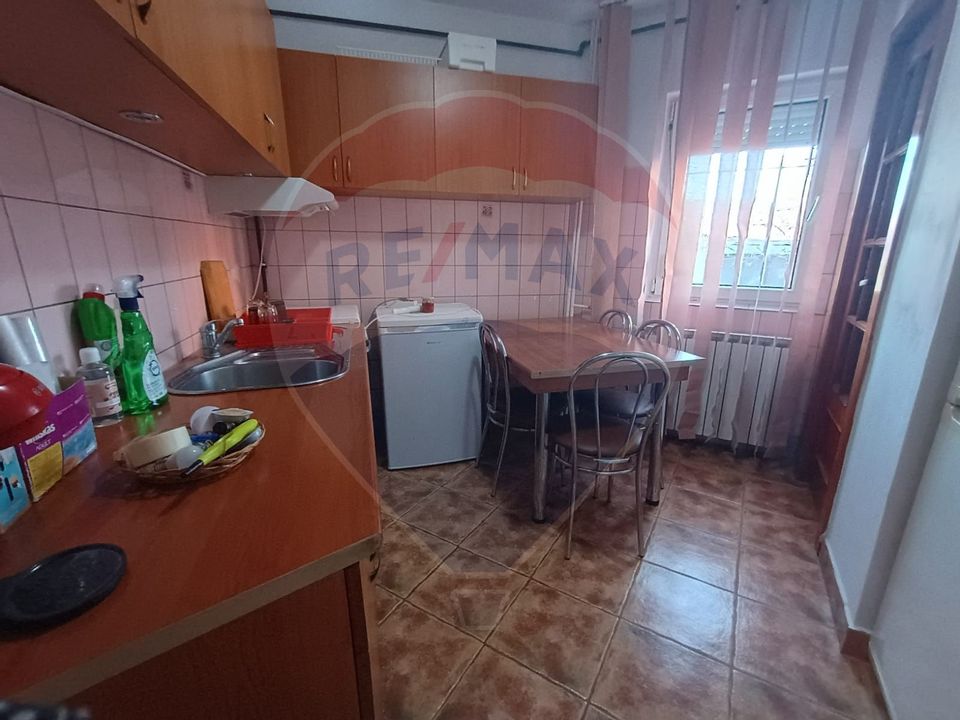 Apartament cu 2 camere  decomandat zona 300