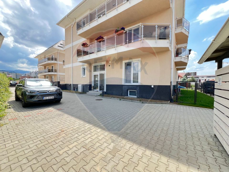 Apartament cu 3 camere cu CURTE PROPRIE  de vânzare în zona Tractorul