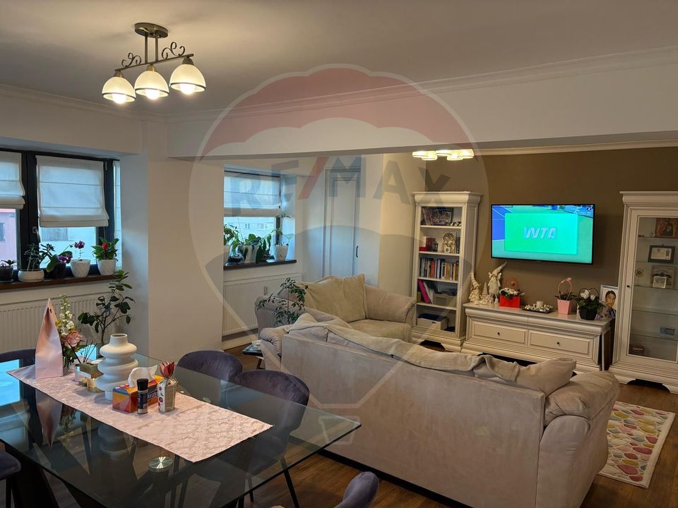 Apartament cu 4 camere de vânzare în zona Central