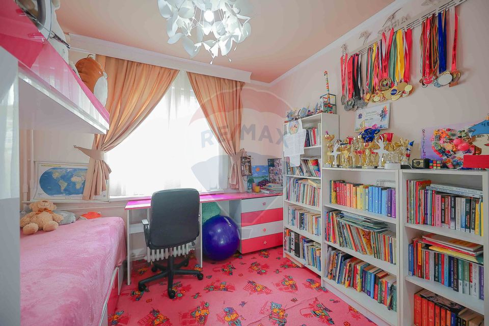 Apartament cu 3 camere de vânzare în zona Dacia