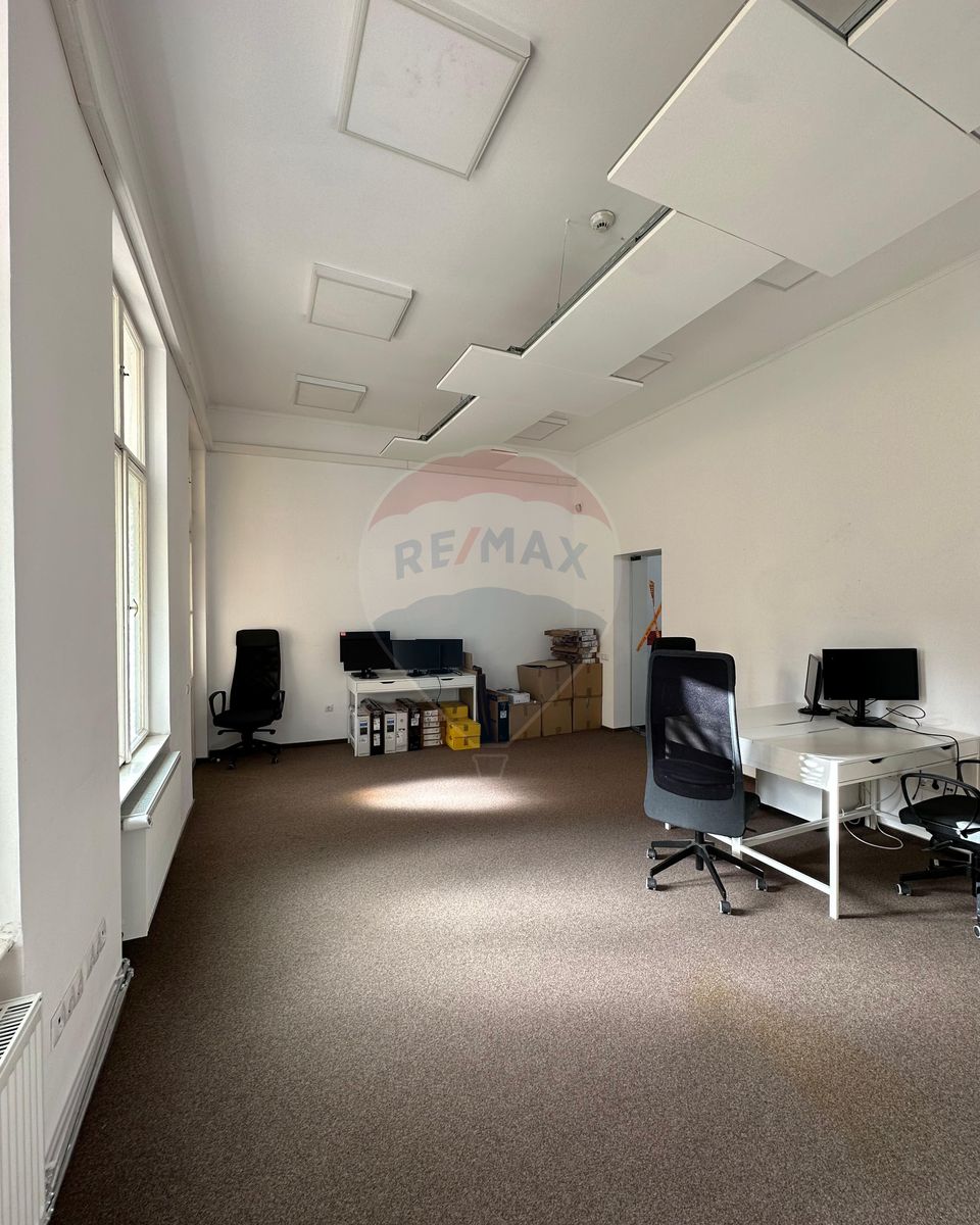 230sq.m Office Space for rent, Ultracentral area