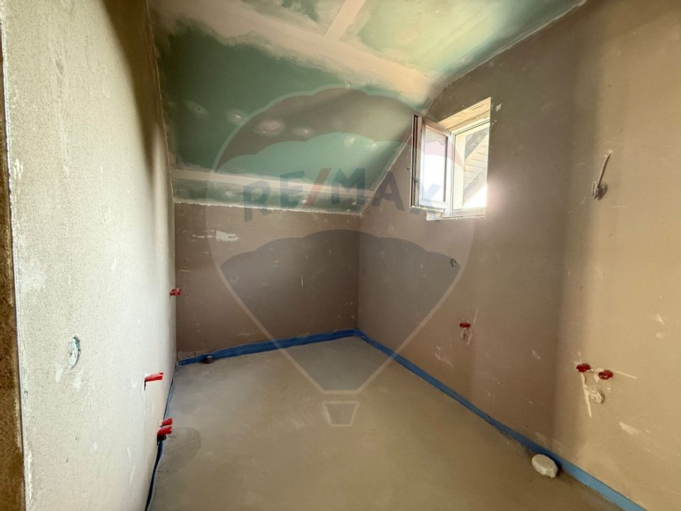 Casa cu 4 camere la gri de vanzare in Sura Mare