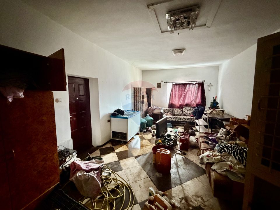 Casă cu 4 camere si teren 7727 mp Blidari