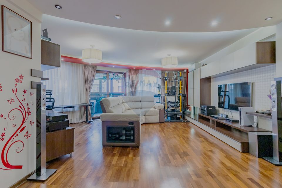 Apartament special | 137.36mp utili | 143mp utili totali | 2009