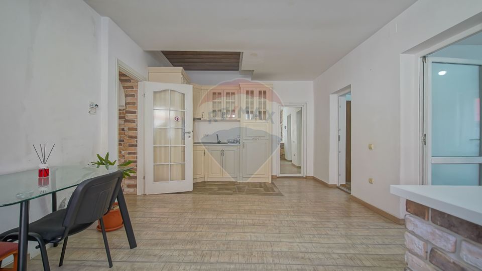8 room House / Villa for sale, Aurel Vlaicu area