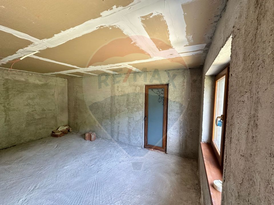 Casă / Vilă la gri in Pangarati Neamt