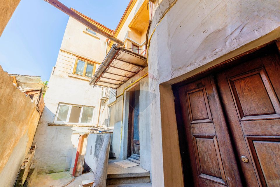 Interwar villa with access from 2 streets, Eminescu area