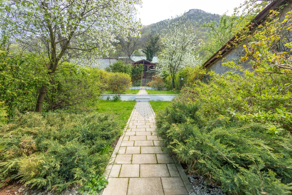Property Located under Tâmpa composed of 2 Houses and Garden,