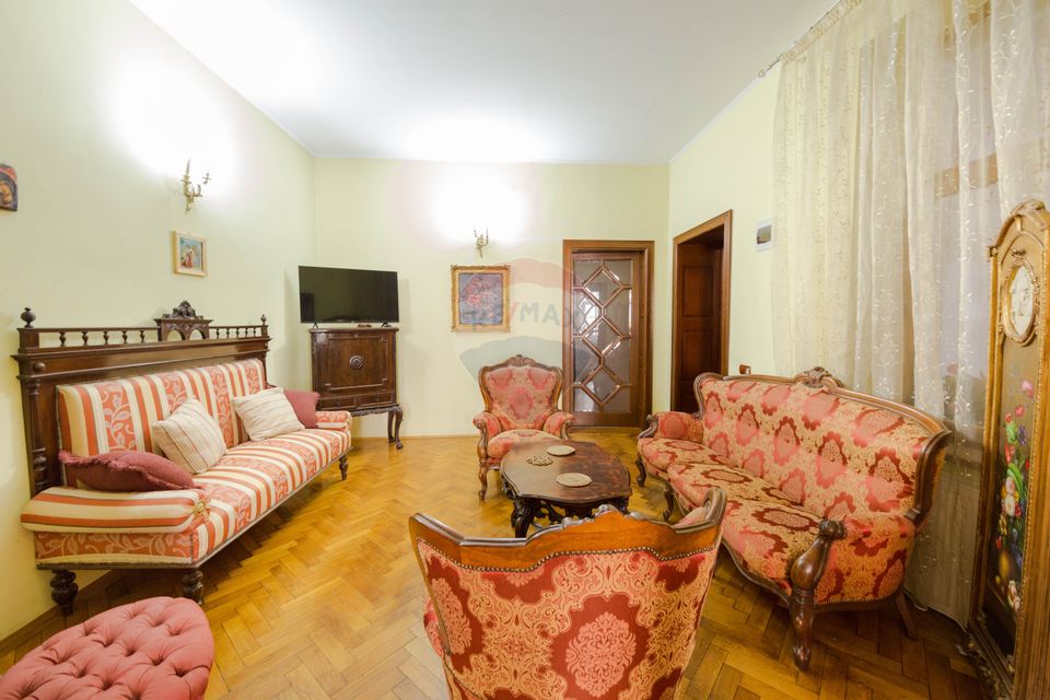Property Located under Tâmpa composed of 2 Houses and Garden,