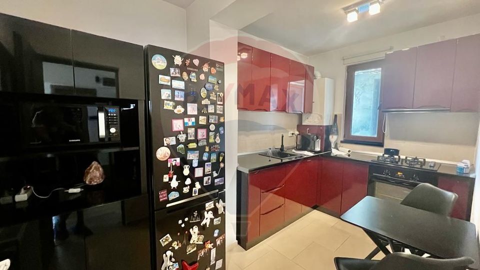 Apartament cu 3 camere si balcon - zona Bd. Laminorului