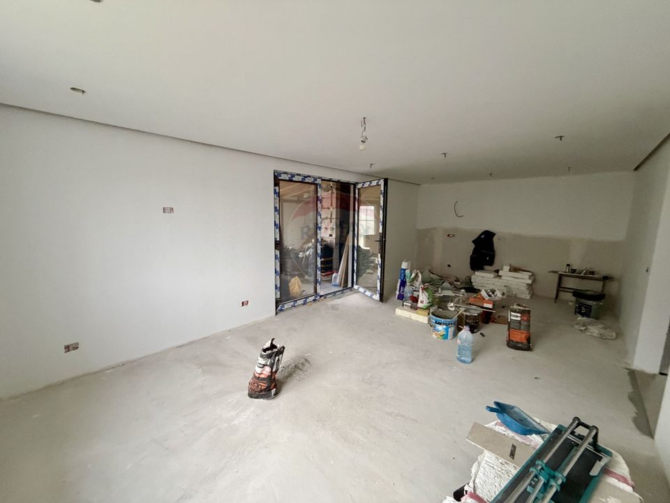 Casă cu 4 camere de vânzare