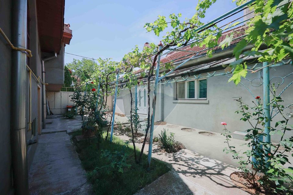 Casă cu 5 camere,489 mp teren de vânzare, în zona Ioșia, Prima Shops