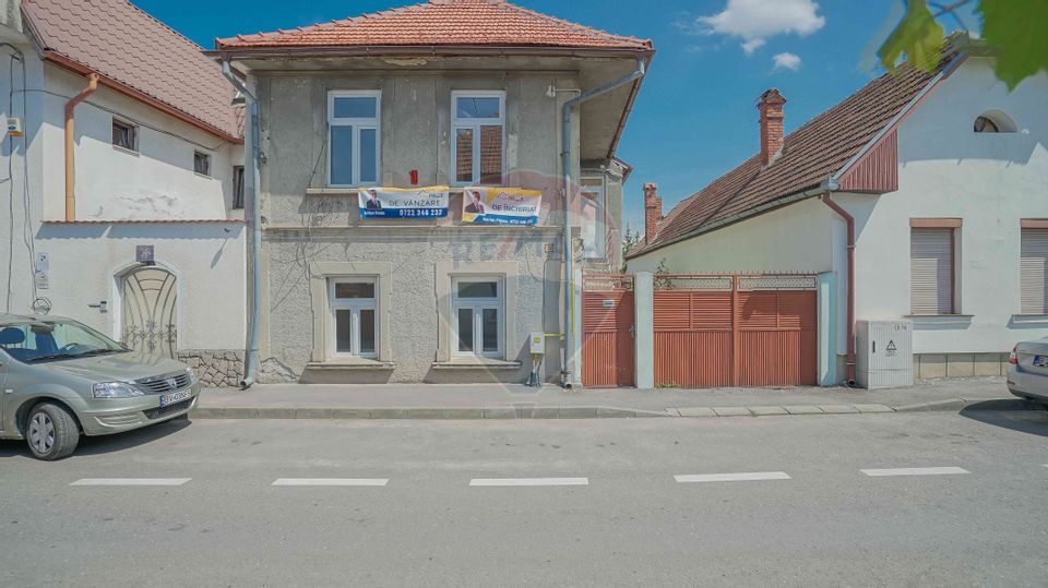 Inchiriez casa singura in curte, str Prahova, teren 286 mp
