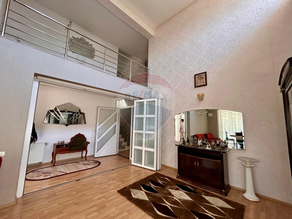 Casă / Vilă cu 16 camere de vânzare în zona Central