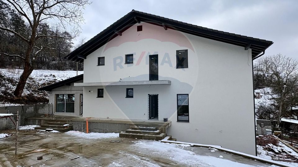 Casa noua, premium, cu panoramă superbă asupra orașului