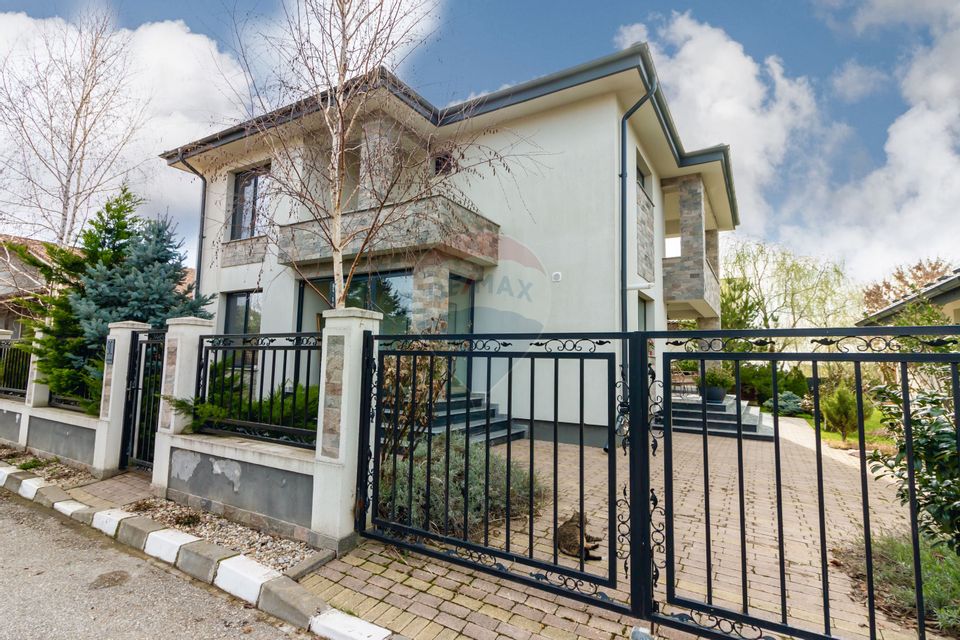 Villa in Corbeanca, near the lake, adjacent forest, blue lagoon