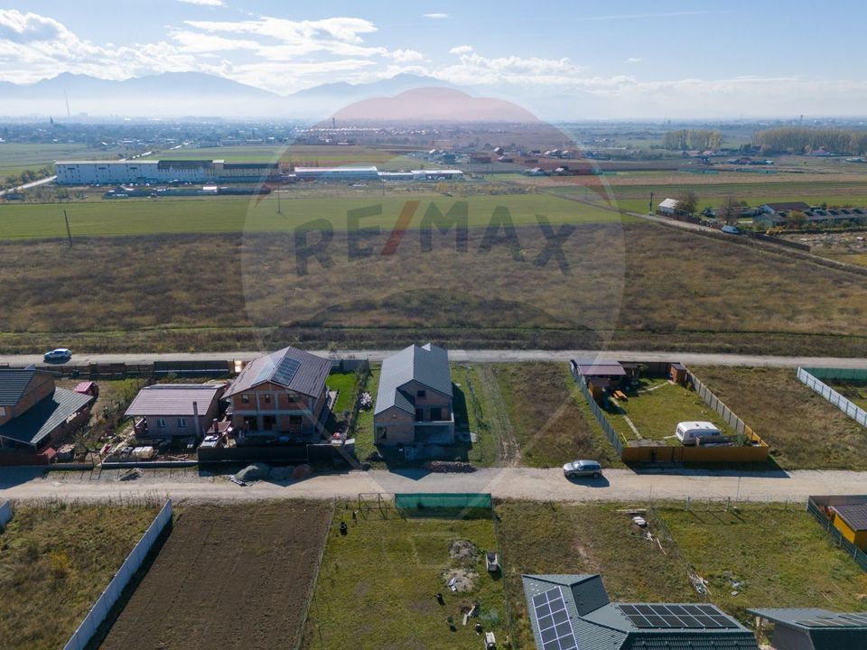 Duplex  la roșu cu 2 apartamente - 6 camere, terase generoase și curte