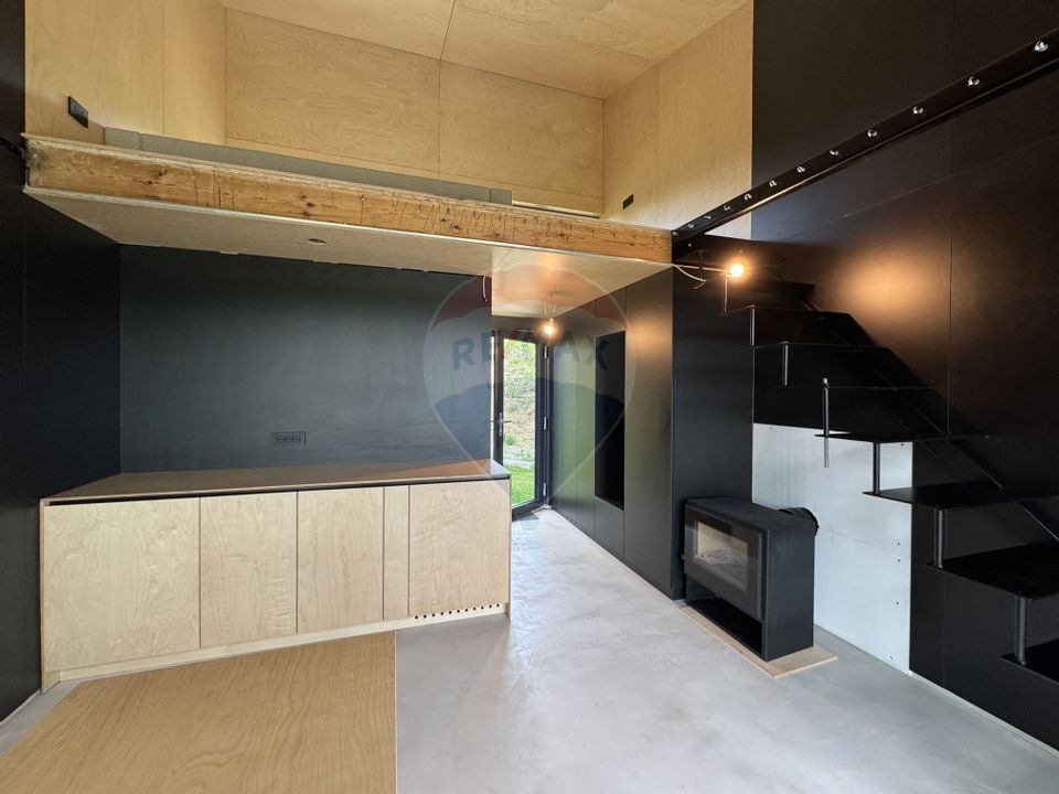 Doua case la munte, cu vedere superba, localizate in Poiana Marului